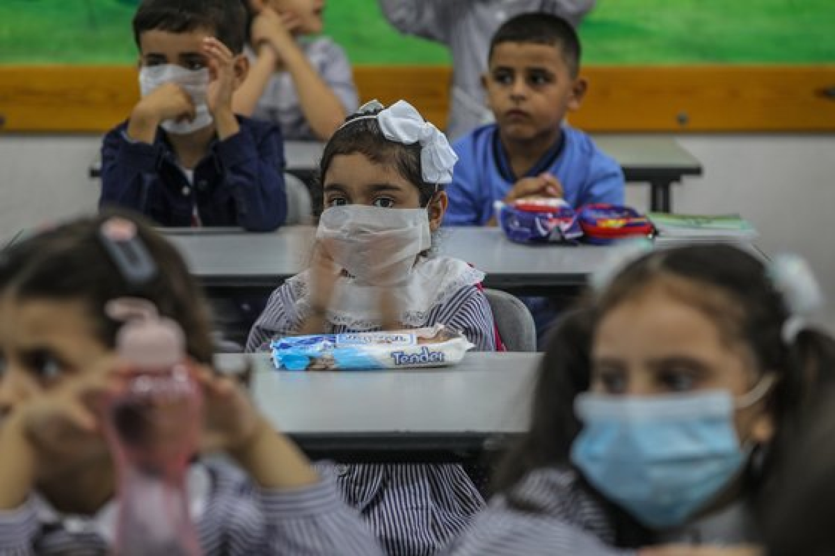 지난 8일(현지시간) 마스크를 쓴 팔레스타인 어린이들이 가자지구에 학교에 등교해 수업을 듣고 있다.[EPA=연합뉴스]