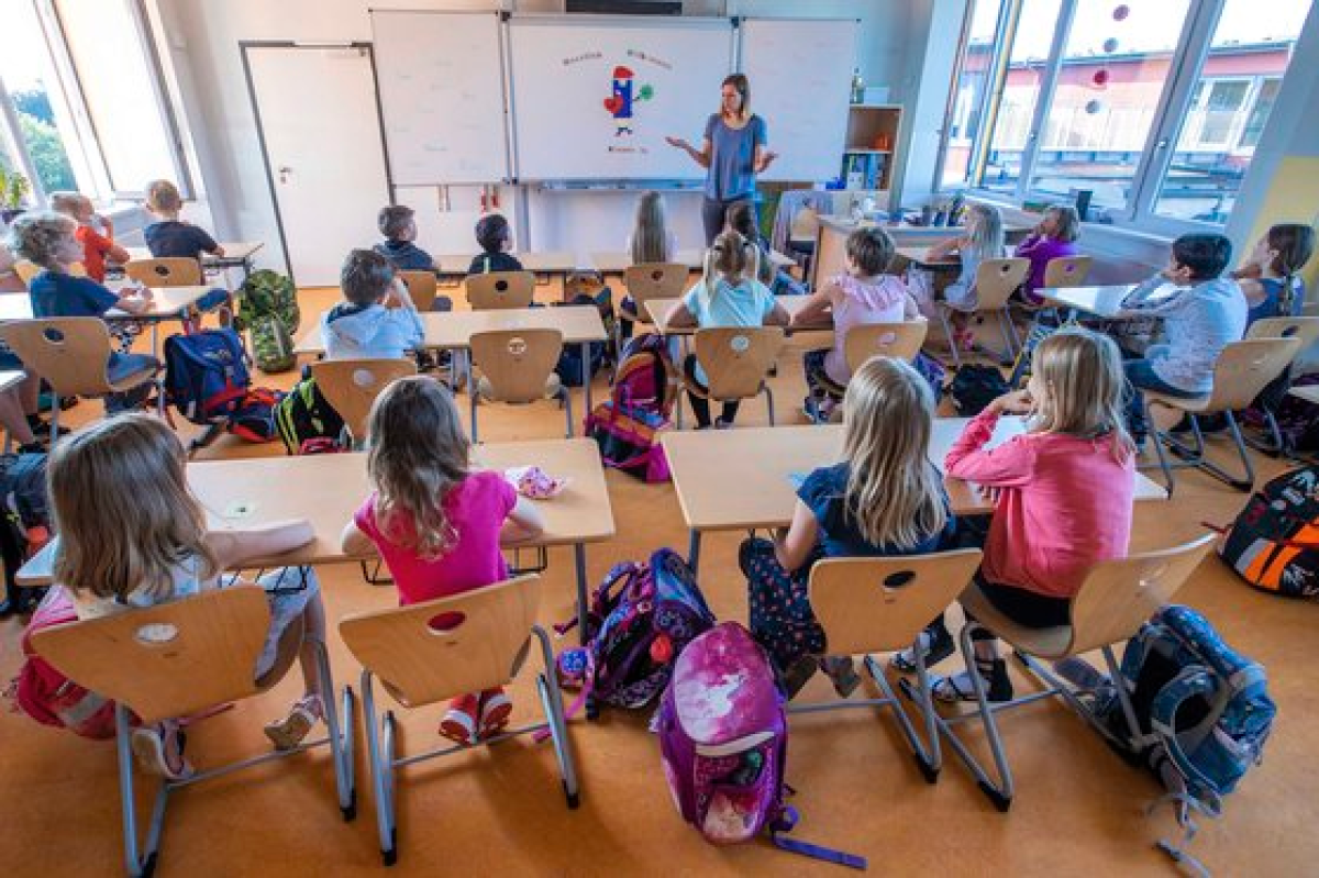 독일 슈베른 지역의 한 학교에서 어린이들이 수업을 듣고 있다. 학생들은 신종 코로나바이러스 감염증(코로나19) 팬데믹 속에서 여름방학을 보낸 뒤 지난 3일 등교했다. [AP=연합뉴스]